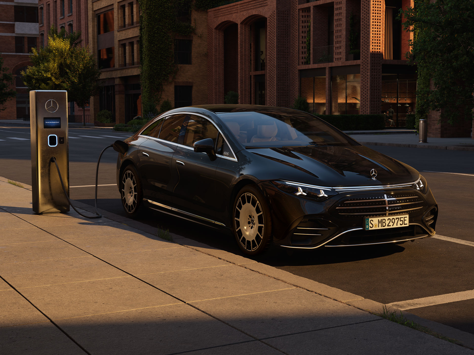 Dojazd a nabíjanie | EQS | Mercedes-Benz Nová plnoelektrická EQS od značky Mercedes-Benz sa nabíja pred verejnou nabíjacou stanicou.