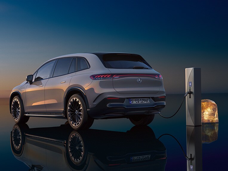 Pohľad zboku na EQS SUV počas nabíjania na nabíjacej stanici IONITY.