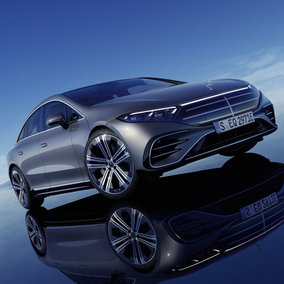 Bočný pohľad spredu na sedan EQS od značky Mercedes-Benz.