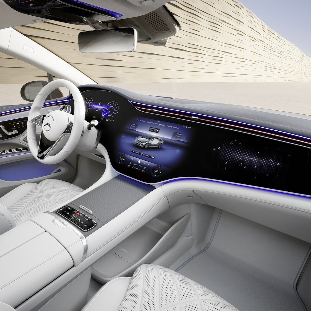 Interiér s hyperobrazovkou MBUX v sedane EQS od značky Mercedes-Benz.