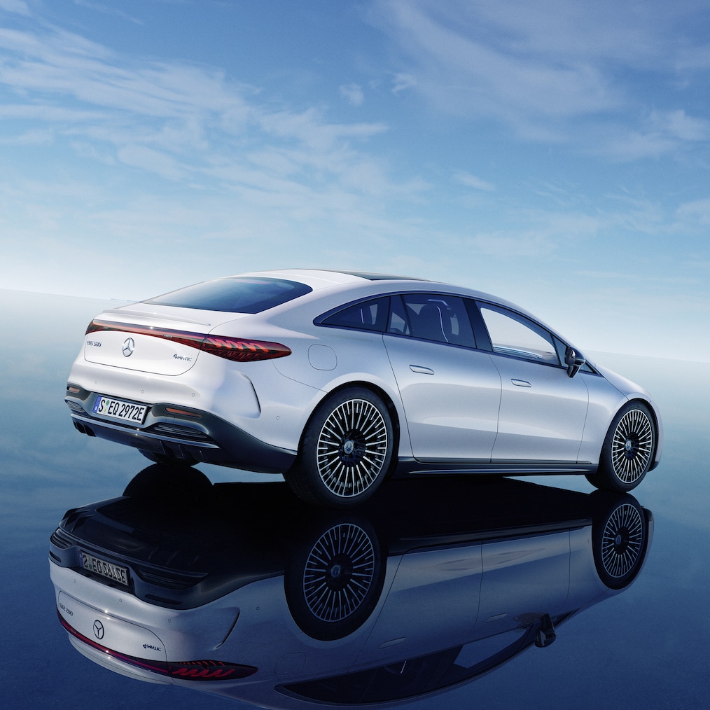 Pohľad zozadu na sedan EQS s otvorenými dverami spolujazdca.