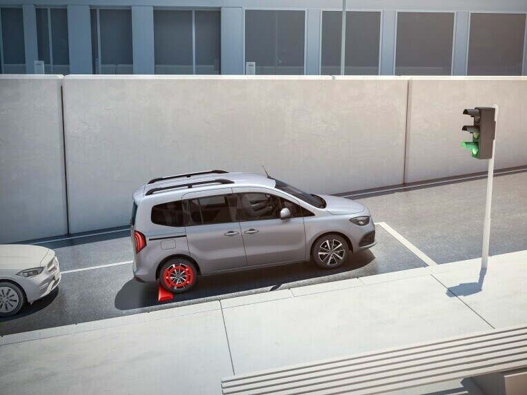 Transportér Mercedes-Benz na začiatku stúpania do kopca s technológiou asistencie, ktorá poskytuje podporu pri hladkom rozjazde.