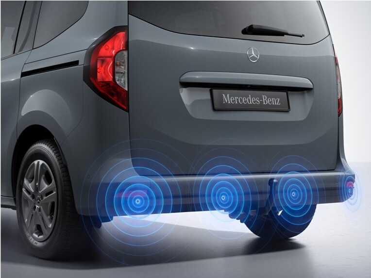 Pomoc pri zaparkovaní cúvaním vozidla Mercedes-Benz EQT.