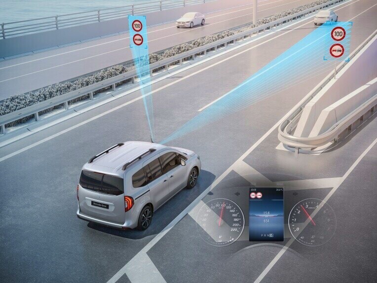 Asistent sledovania dopravných značiek B vozidla Mercedes-Benz EQT.