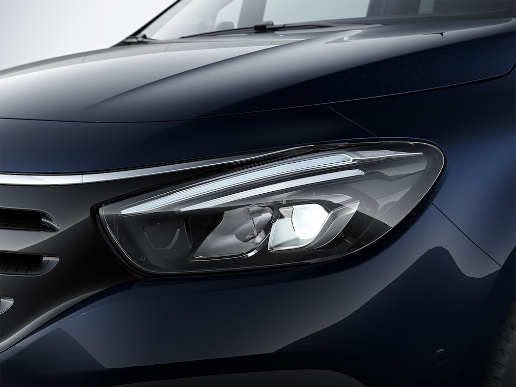 Na obrázku: pohľad zblízka na vysokovýkonné svetlomety s&nbsp;LED.