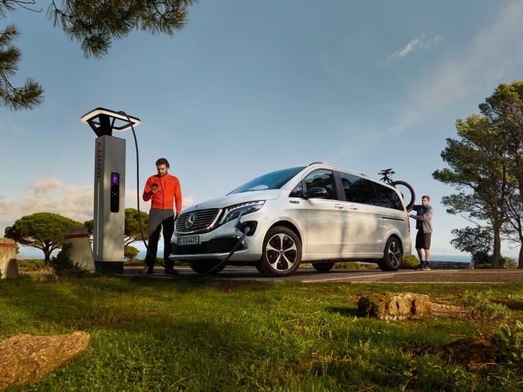 V rámci prispôsobiteľného nabíjacieho systému získate riešenie mobilného nabíjania, s ktorým môžete nabíjať svoje hybridné vozidlo dobíjateľné zo siete alebo elektrické vozidlo.