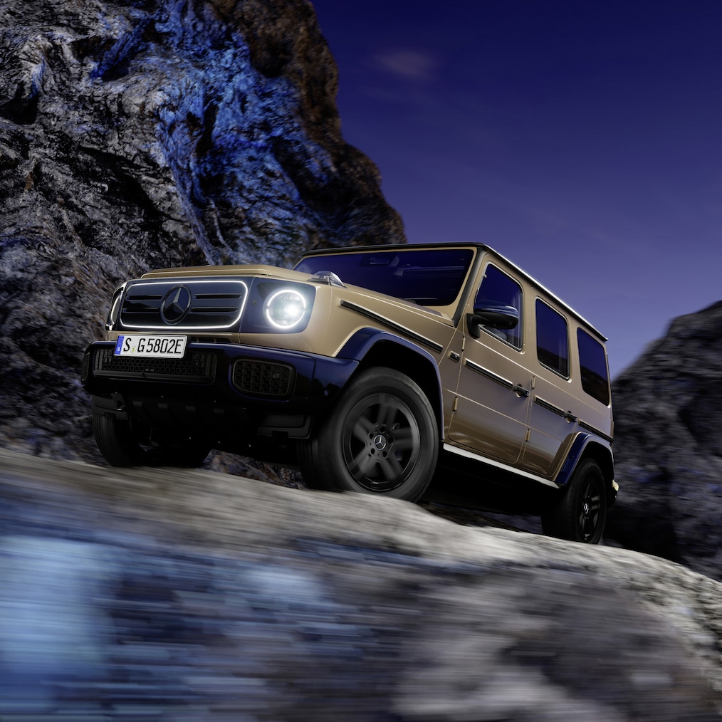 Pohľad zblízka na obloženie chladiča s čiernym panelom na vozidle Mercedes-Benz G 580 s technológiou EQ.