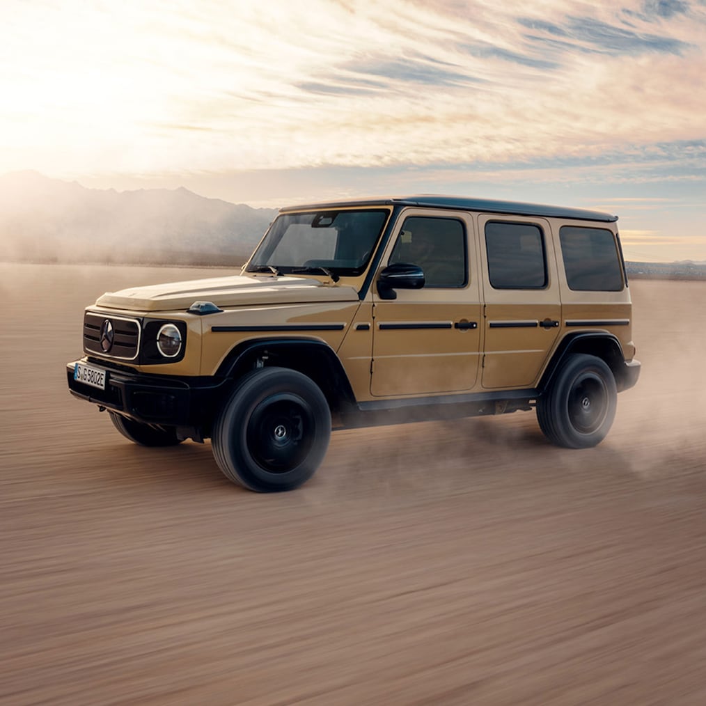 Zobrazenia špecifické pre terén na združenom/multimediálnom displeji alebo vozidlo Mercedes-Benz G 580 idúce v teréne.