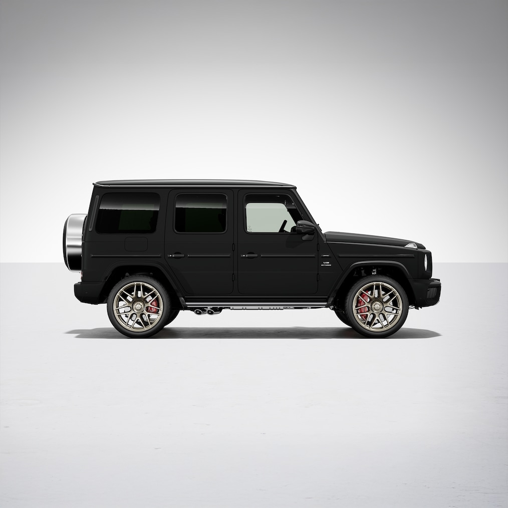 Pohľad zboku na vozidlo Mercedes-AMG G 63 s&nbsp;balíkom AMG Performance.