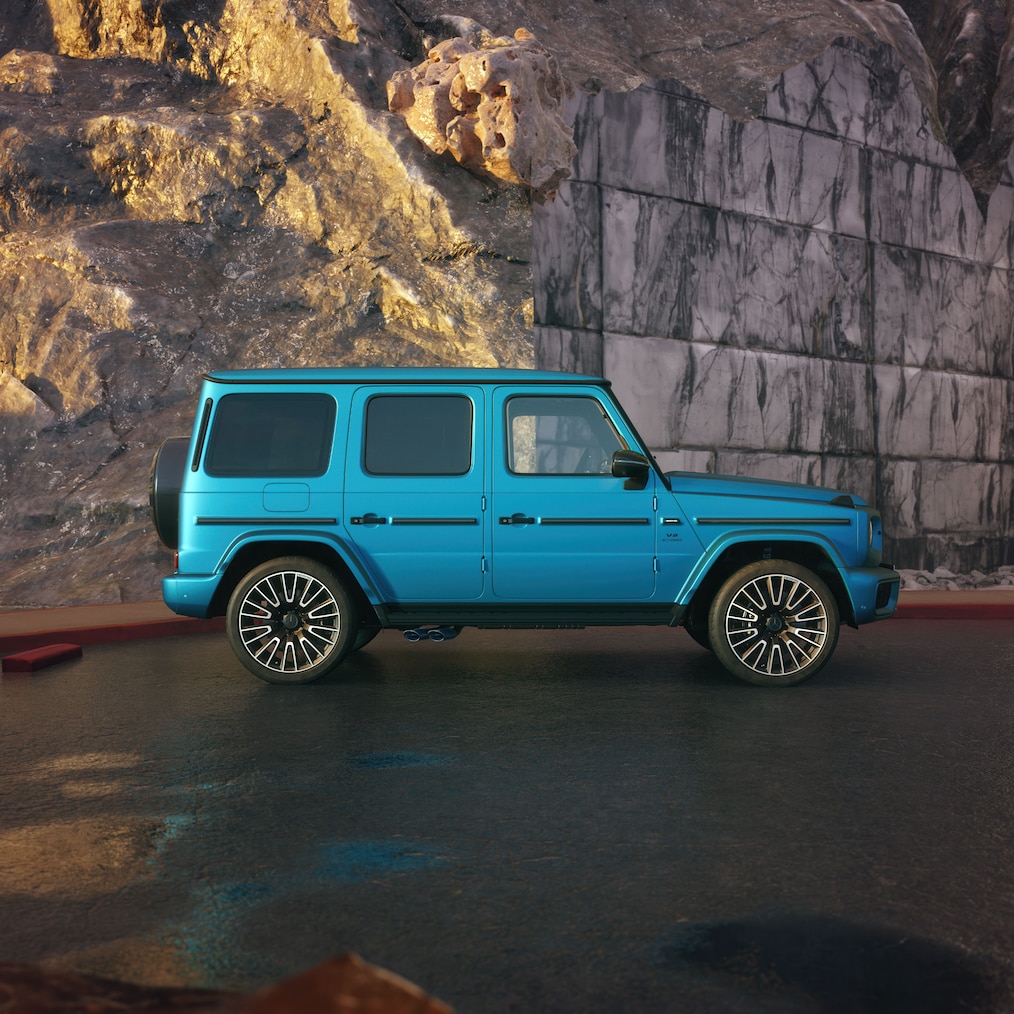 Bočný pohľad spredu na vozidlo Mercedes-AMG G 63 s&nbsp;lakom vo farbe modrá hyper MANUFAKTUR magno.