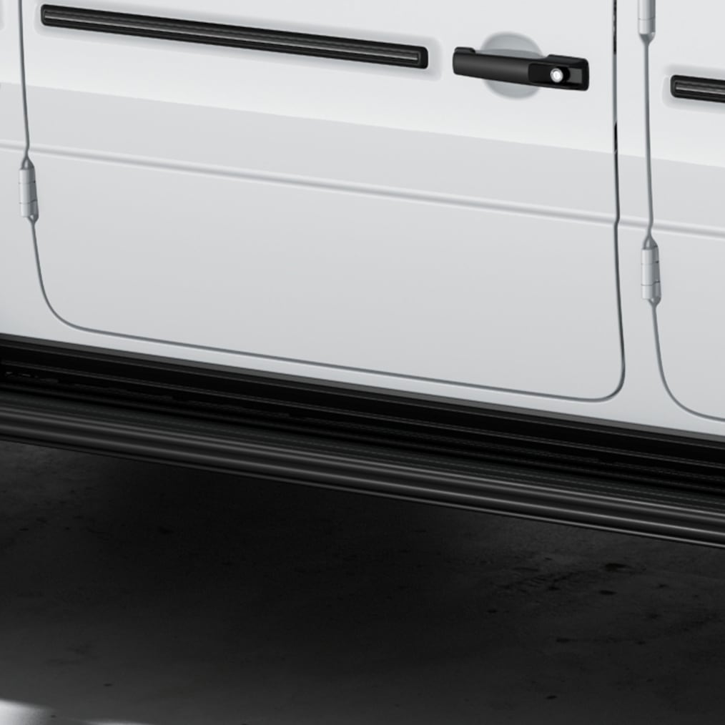 Bočný pohľad zozadu (zhora) na model Mercedes-Benz G 450 d s&nbsp;nášľapnými doskami MANUFAKTUR v&nbsp;čiernej farbe.