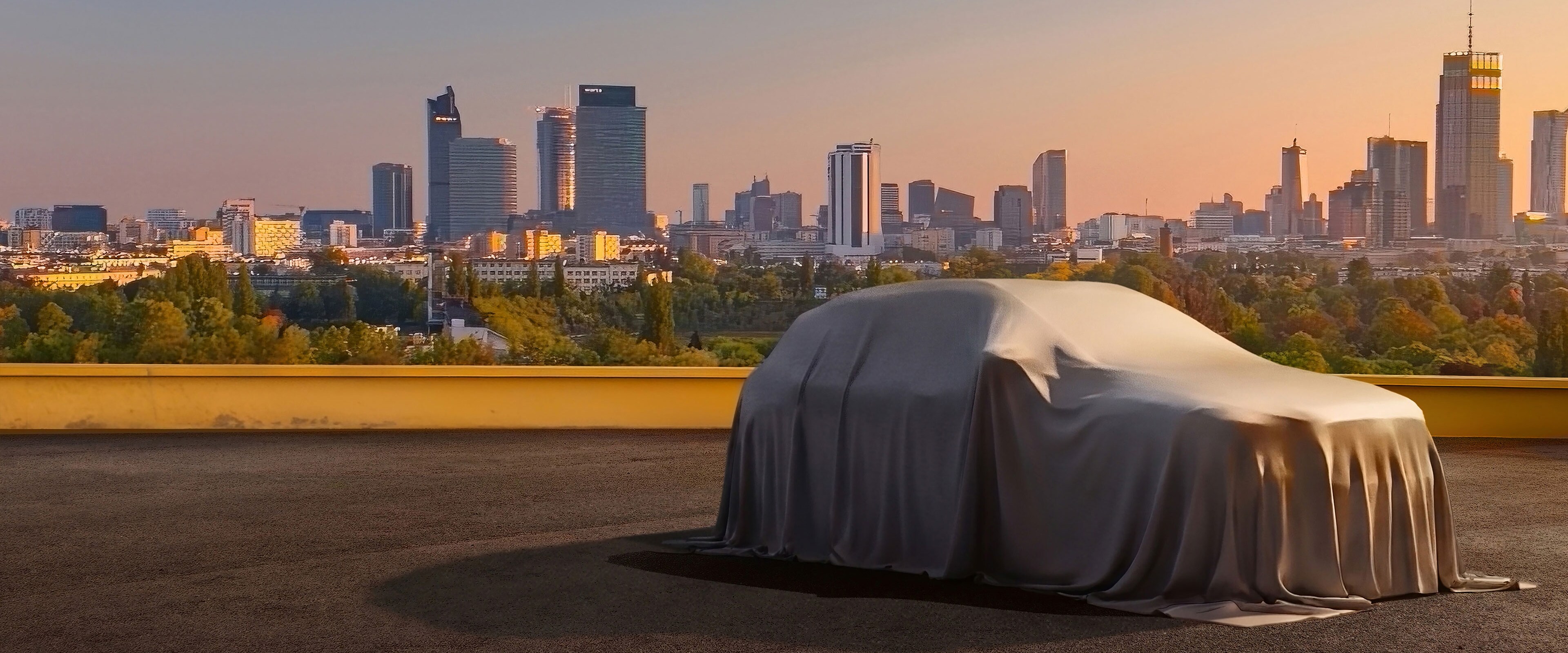 Zakrytá Mercedes-Benz GLA s panorámou mesta pred svetovou premiérou.