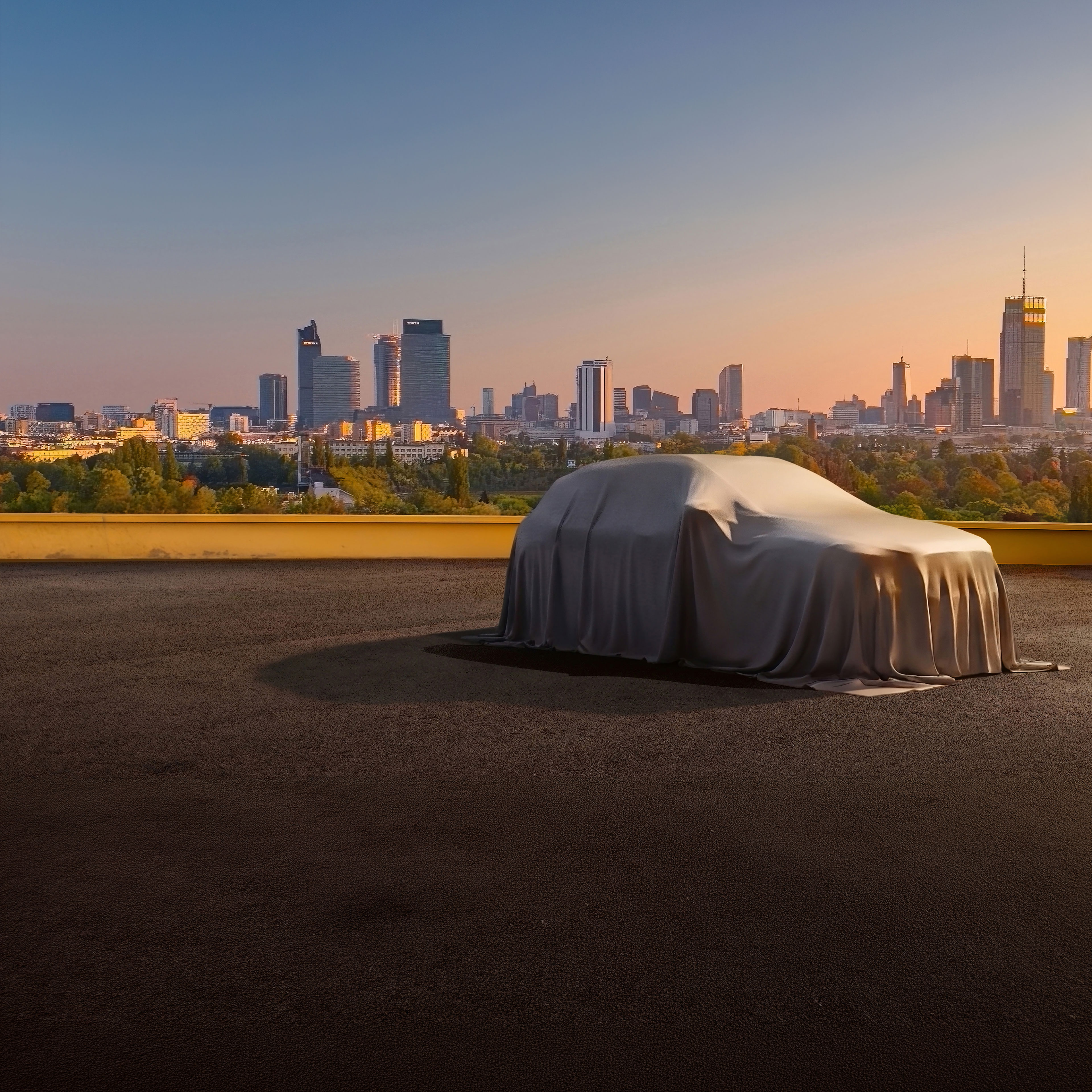 Svetová premiéra úplne novej Mercedes-Benz GLA Zakrytá Mercedes-Benz GLA s panorámou mesta pred svetovou premiérou.