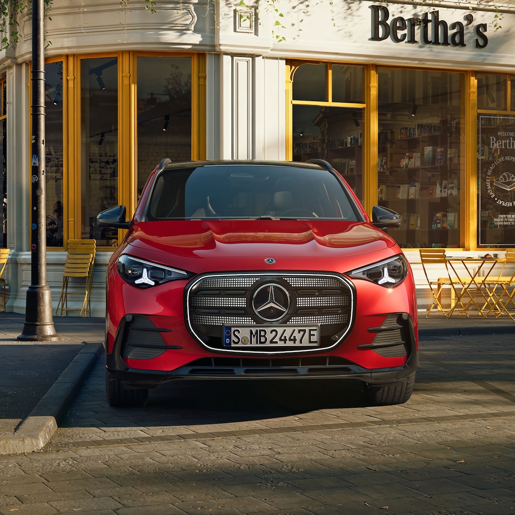 Ikonická maska chladiča Mercedes-Benz s&nbsp;osvetleným panelom úplne novej elektrickej GLA od značky Mercedes-Benz.