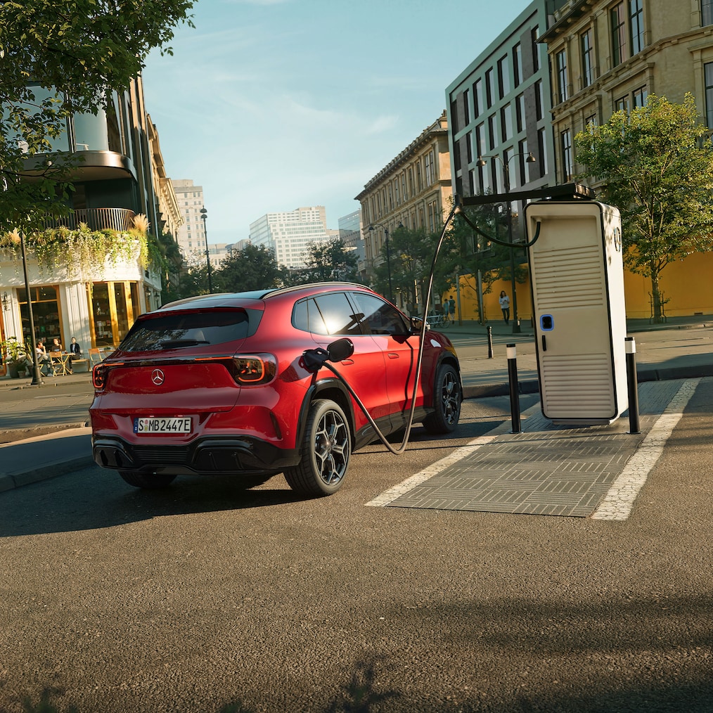 Úplne nová elektrická GLA od značky Mercedes-Benz na nabíjacej stanici pre elektromobily.
