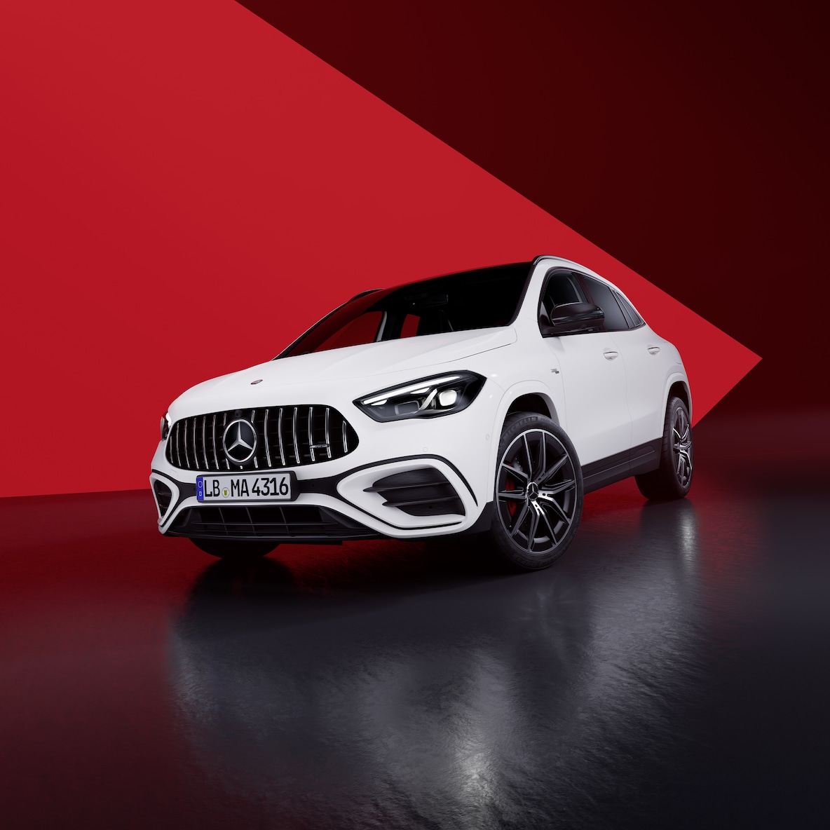 Mercedes-AMG GLA 35 4MATIC pri bočnom pohľade spredu.