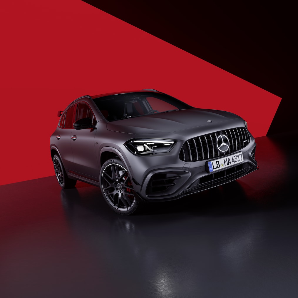 Mercedes-AMG GLA 45 S 4MATIC+ pri bočnom pohľade spredu.