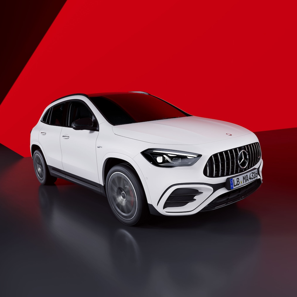 Mercedes-AMG GLA 45 S 4MATIC+ pri bočnom pohľade zozadu.