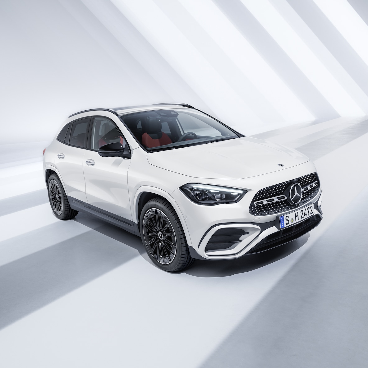 Bočný pohľad spredu na vozidlo Mercedes-Benz GLA.
