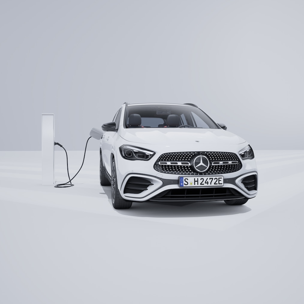 Pohľad spredu na vozidlo Mercedes-Benz GLA s hybridným pohonom dobíjateľným zo siete.