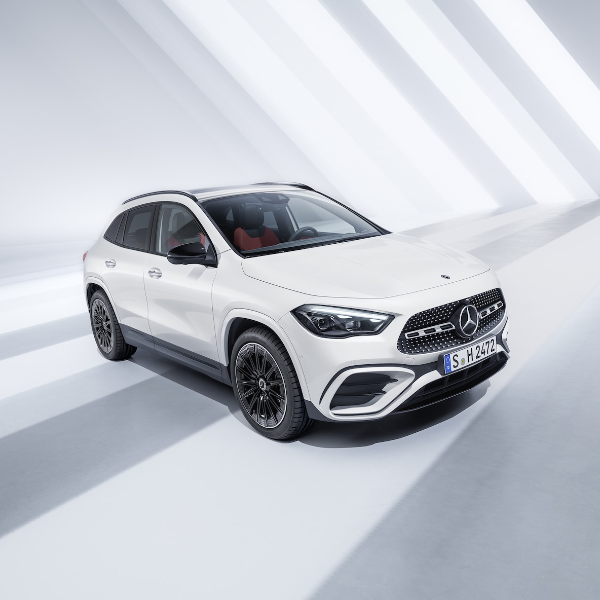 Bočný pohľad spredu na vozidlo Mercedes-Benz GLA.