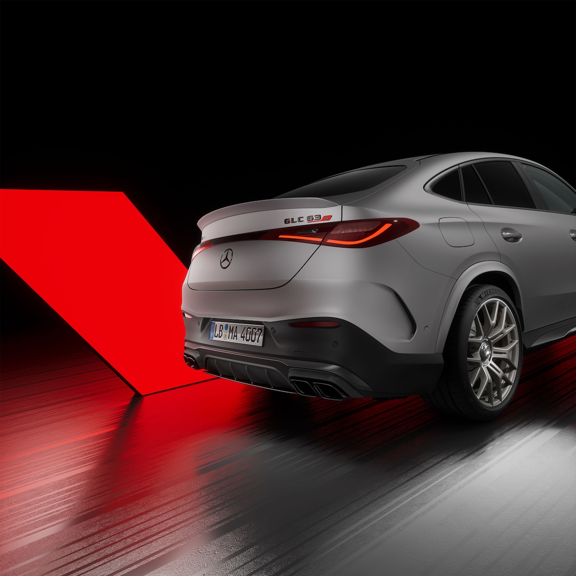 Kupé Mercedes-AMG GLC 63 S E PERFORMANCE pri pohľade z pravej strany zozadu.