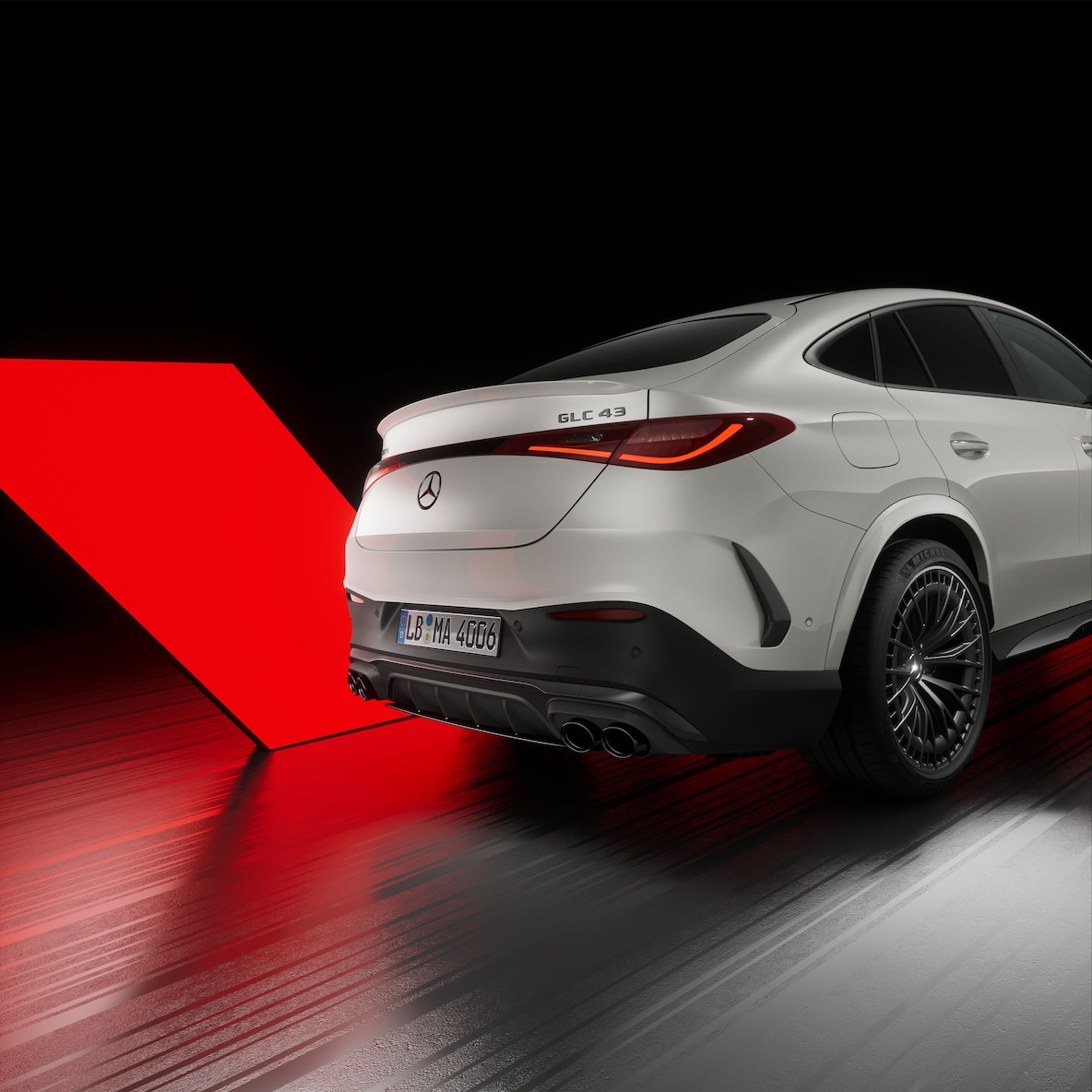 Kupé Mercedes-AMG GLC pri pohľade z pravej strany zozadu.