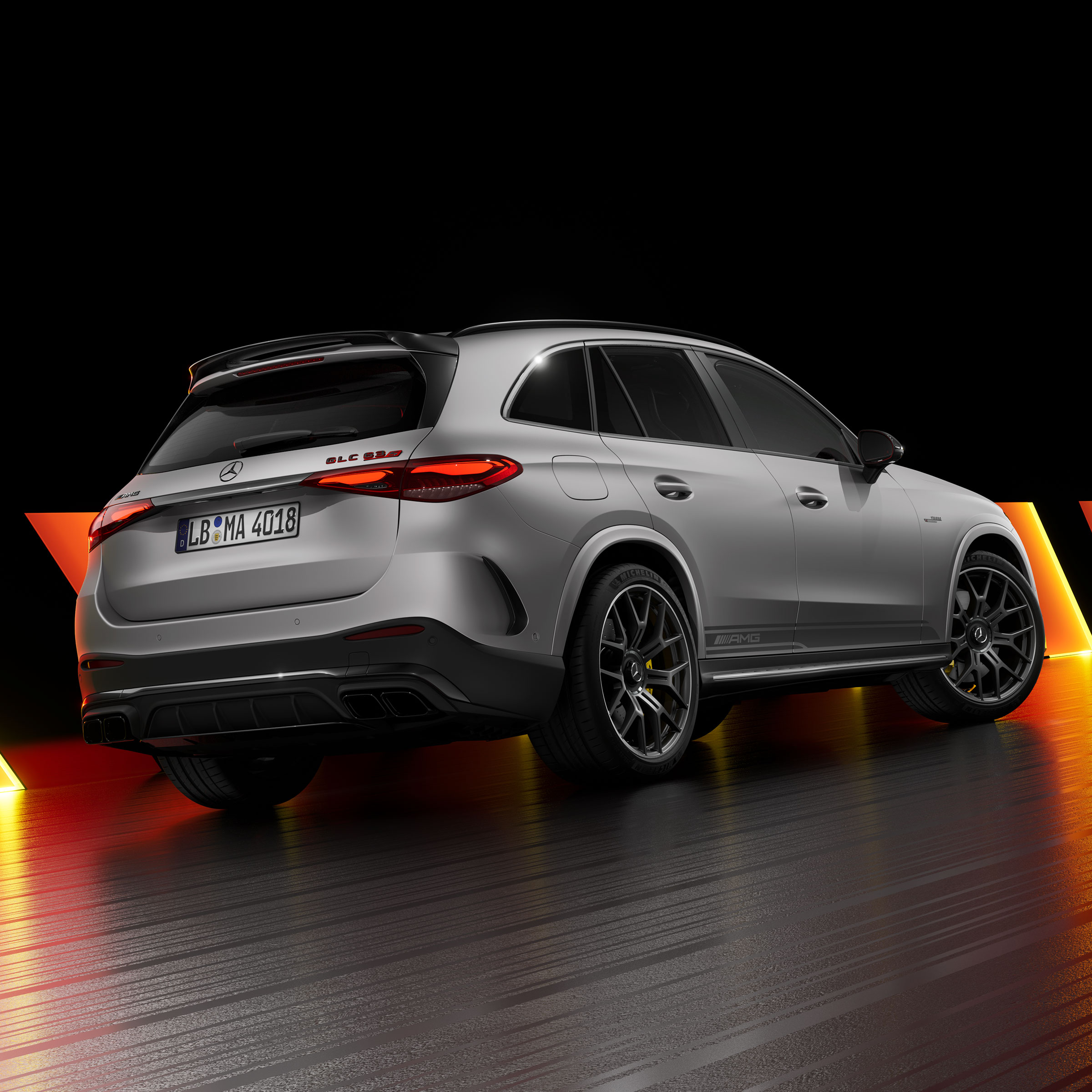 Mercedes-AMG GLC 63 S E PERFORMANCE SUV ako AMG Edition 1 pri pohľade z pravej strany zadnej časti interiéru.