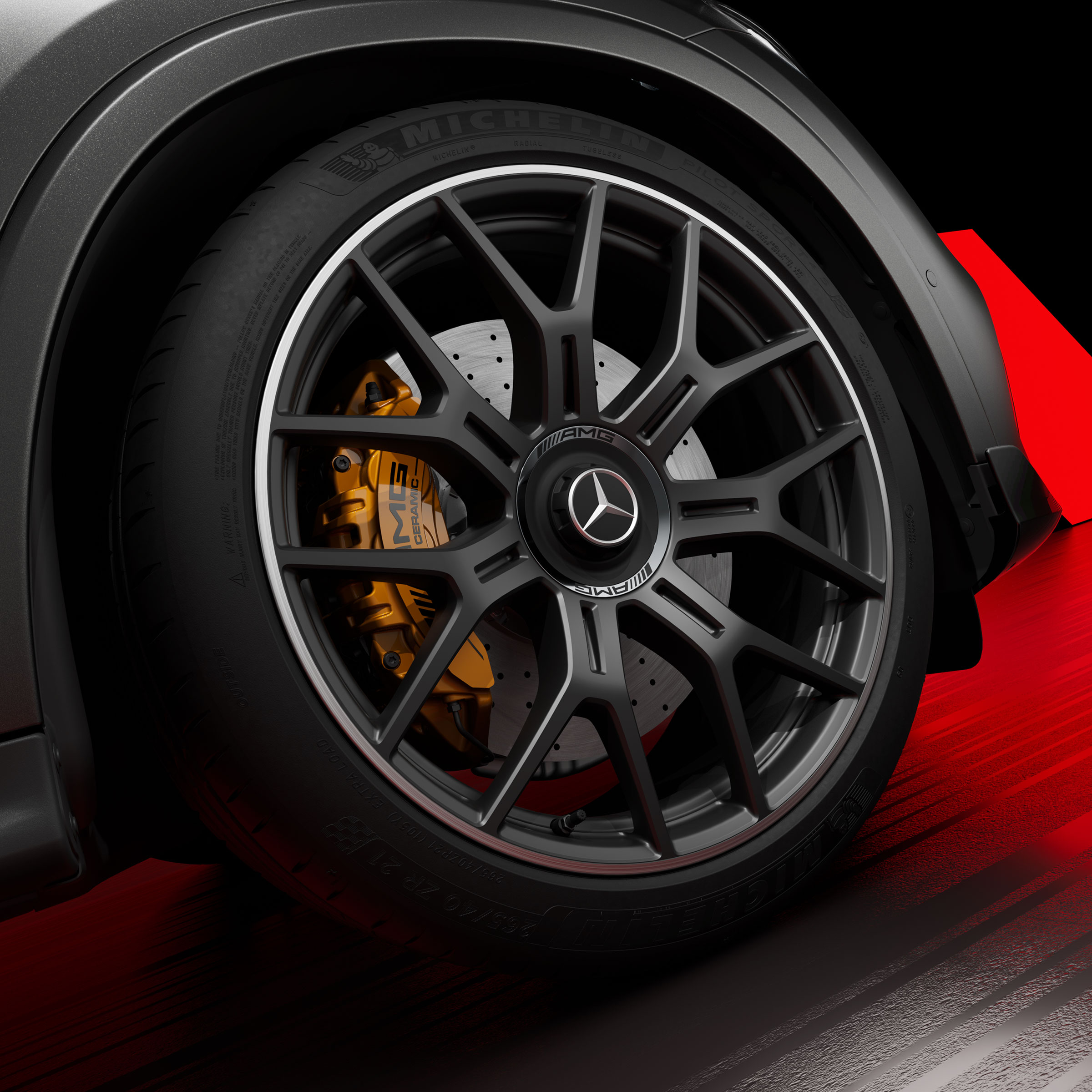 Detailný pohľad na disk AMG z ľahkej zliatiny s priemerom 53,3 cm (21") s dizajnom lúčov v tvare Y (RWN) s keramickou vysokovýkonnou kompozitnou brzdovou sústavou AMG.