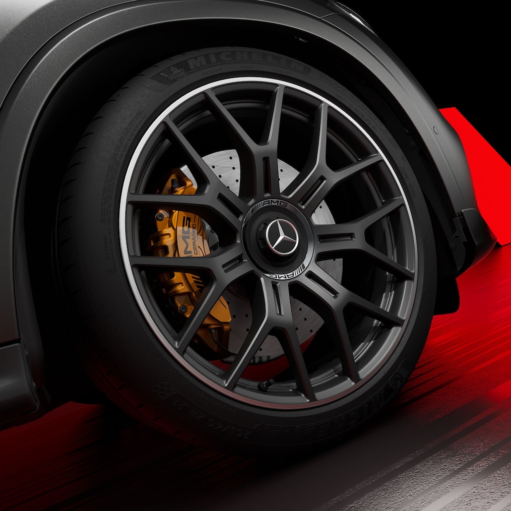 Detailný pohľad na disk AMG z ľahkej zliatiny s priemerom 53,3 cm (21") s dizajnom lúčov v tvare Y (RWN) s keramickou vysokovýkonnou kompozitnou brzdovou sústavou AMG.