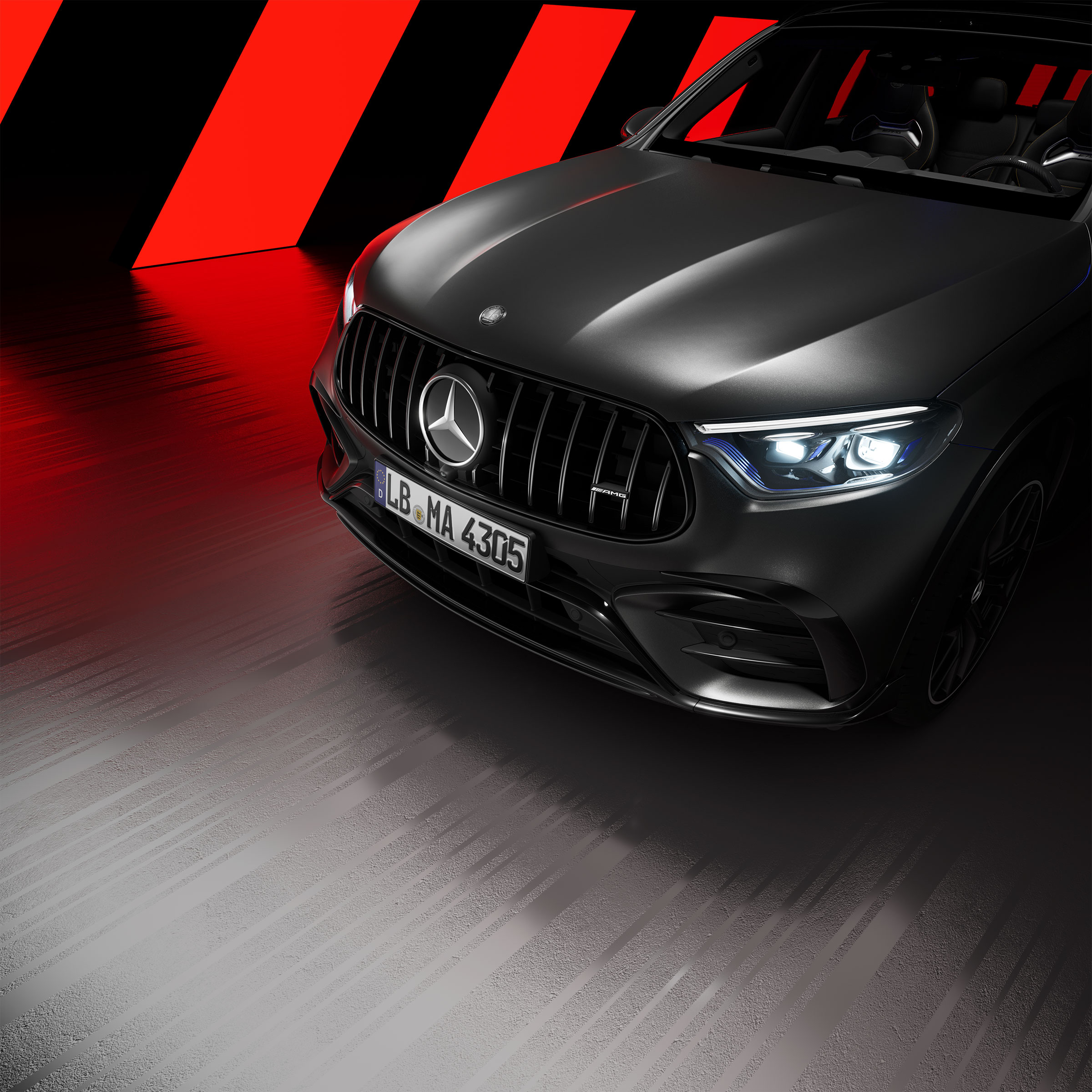 Pohľad zboku na predná časť vozidla Mercedes-AMG GLC SUV s exteriérovým balíkom AMG Night.
