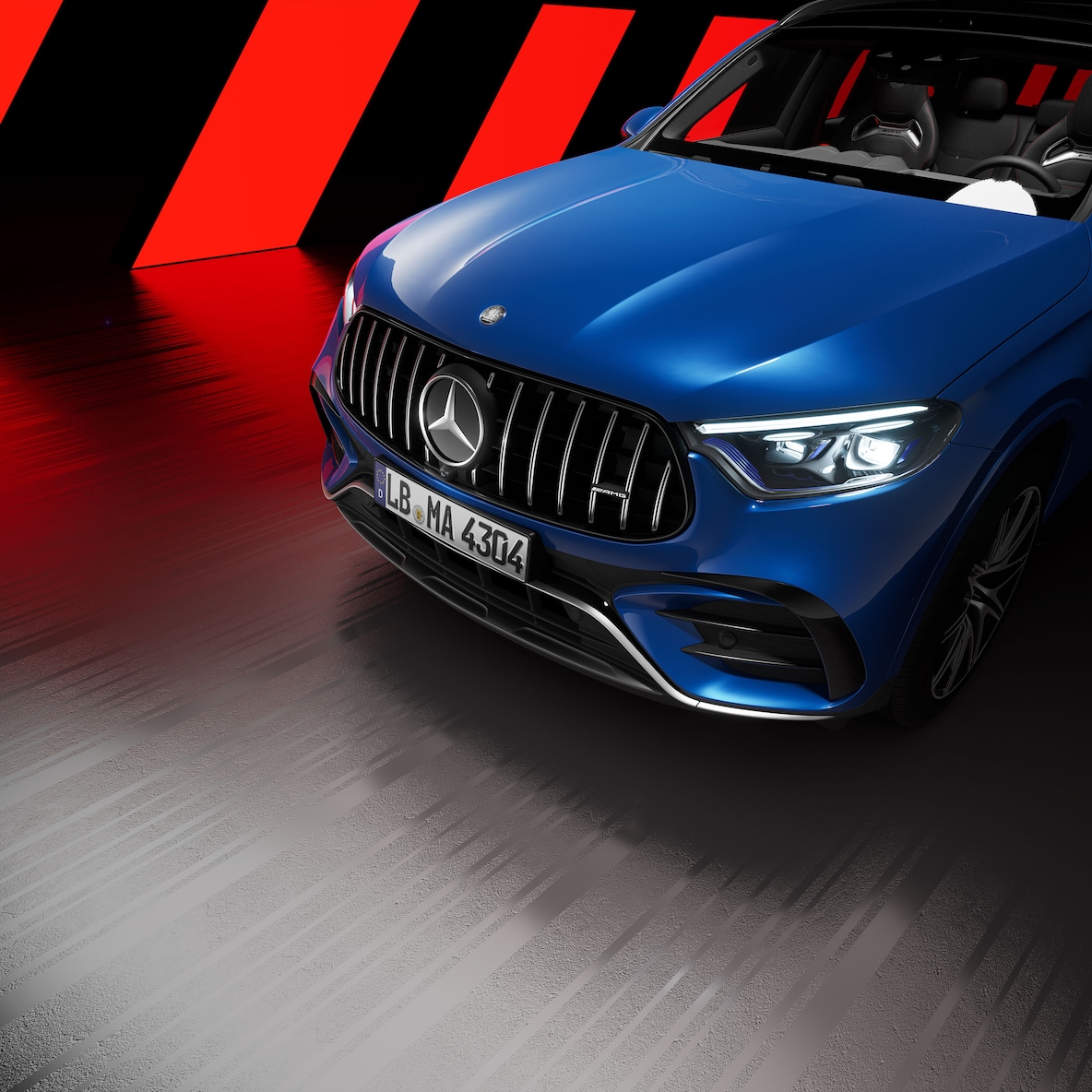 Pohľad zboku na prednú časť vozidla Mercedes-AMG GLC SUV s exteriérovým balíkom AMG Night.