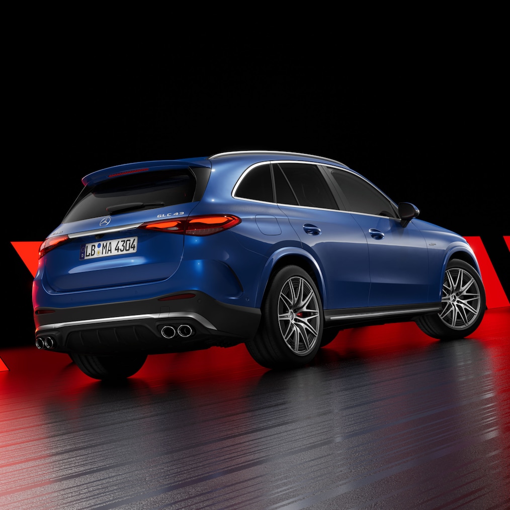 Mercedes-AMG GLC s bočným obložením prahov špecifickým pre AMG pri pohľade z pravej strany zozadu.