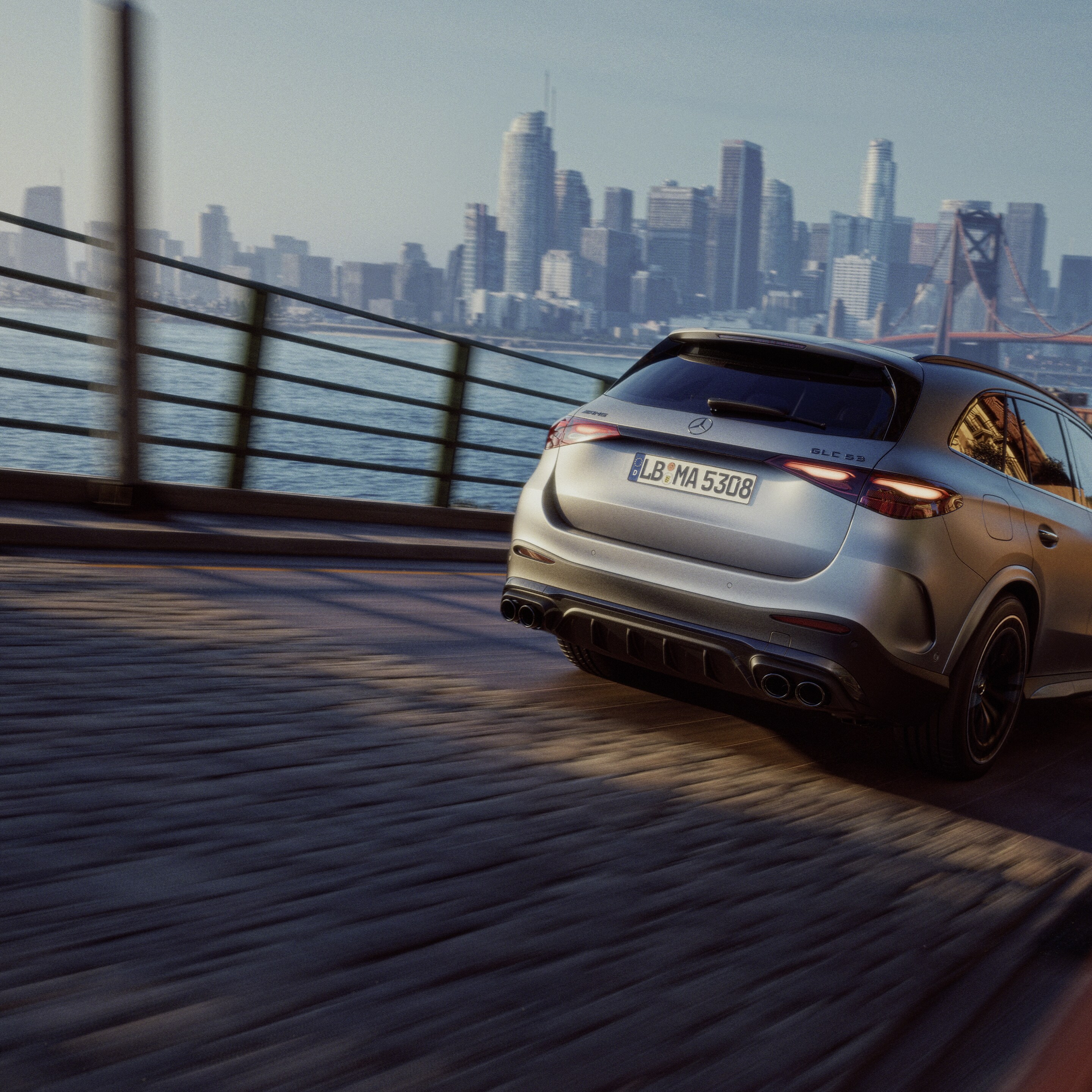 Výkonnosť nového vozidla Mercedes-AMG GLC SUV.