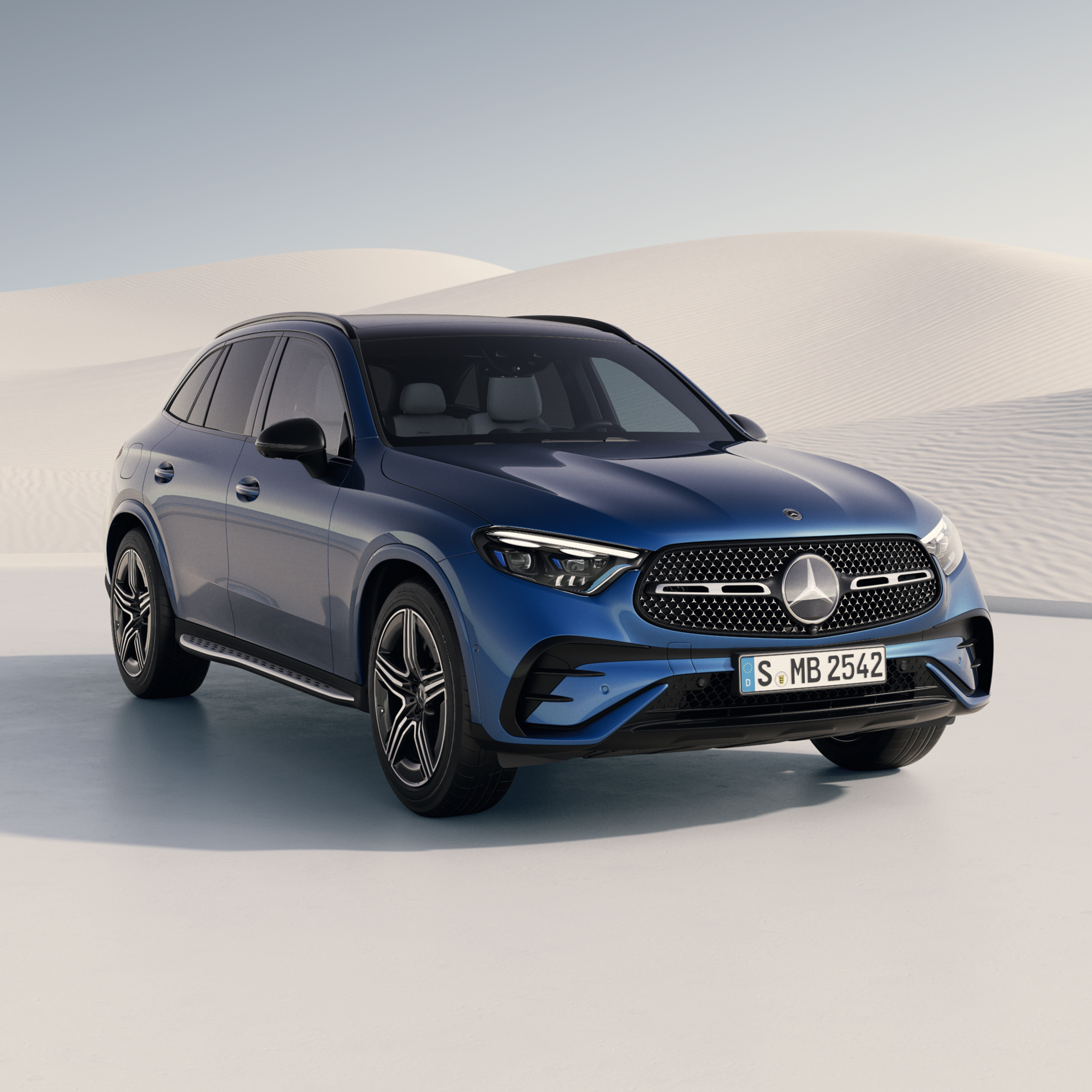 Bočný pohľad spredu na vozidlo Mercedes-Benz GLC.