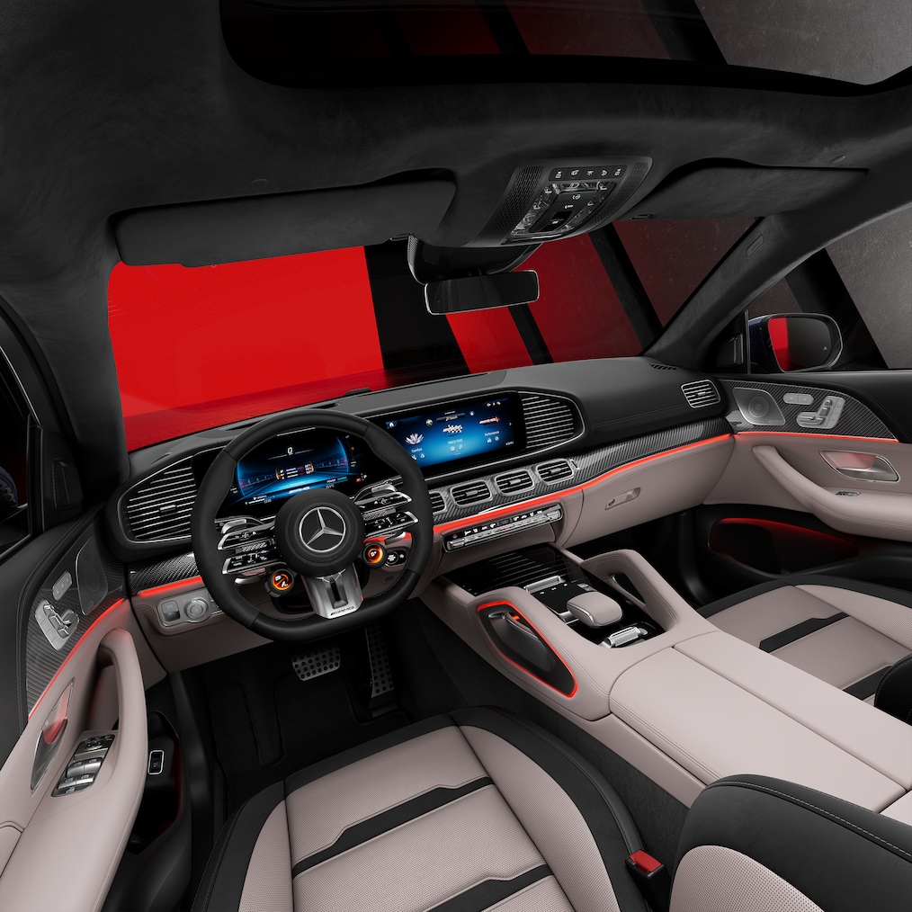 Pohľad zboku na predné sedadlá a kokpit kupé Mercedes-AMG GLE.