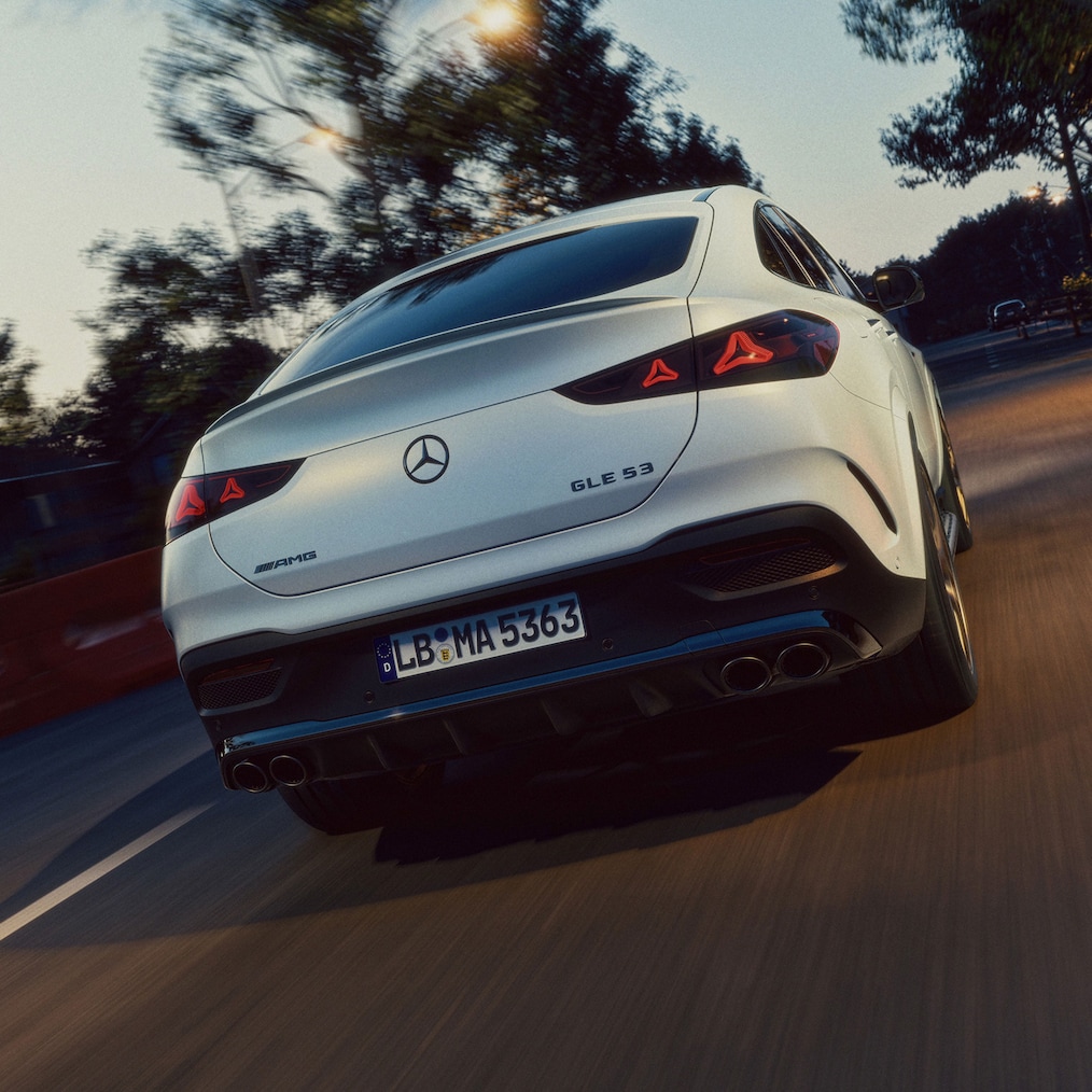 Kované disky&nbsp;AMG s&nbsp;priemerom&nbsp;22" s&nbsp;dizajnom krížových lúčov na kupé Mercedes-AMG GLE.