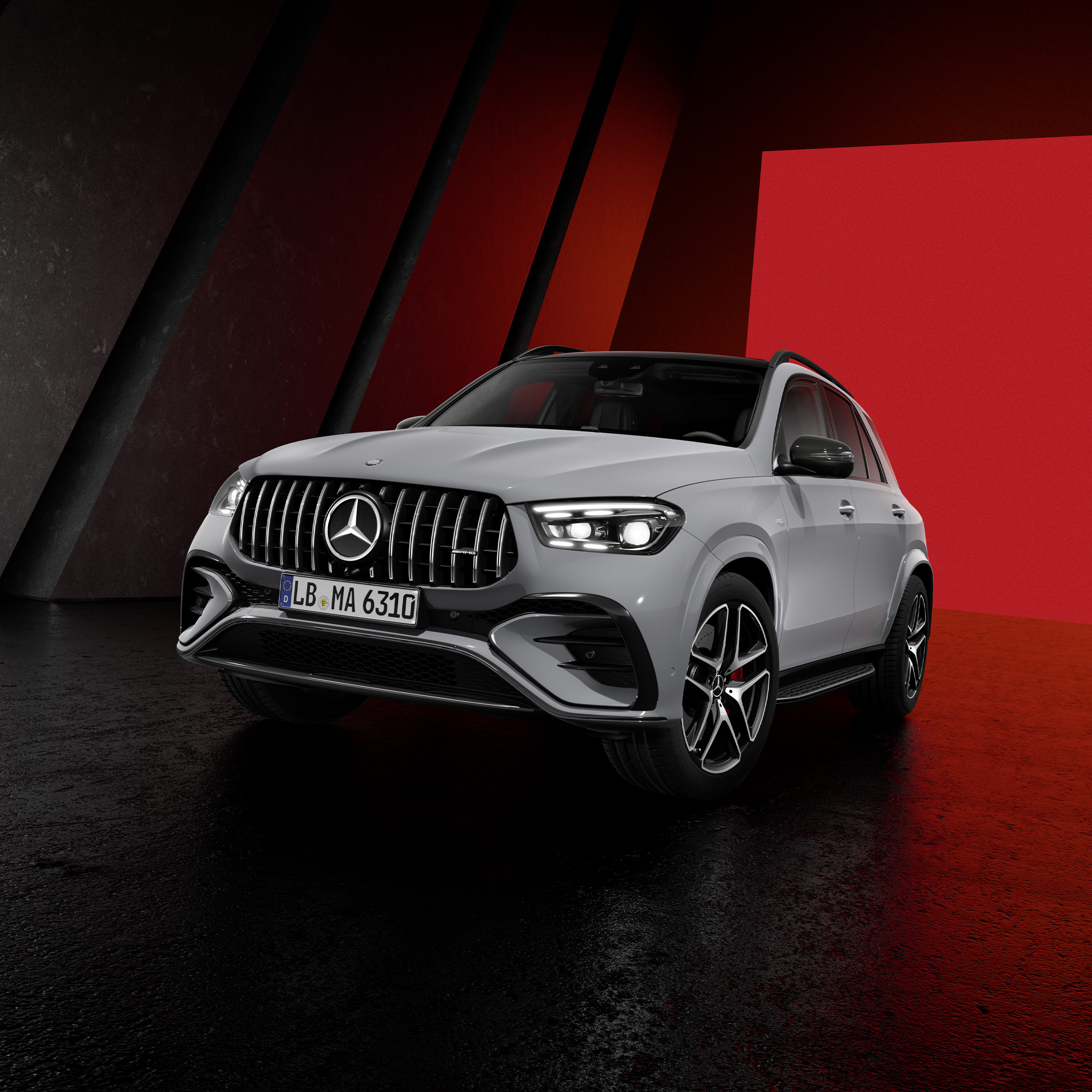 Bočný pohľad spredu na vozidlo GLE SUV od značky Mercedes-AMG (alebo všetky tri vozidlá AMG GLE SUV).