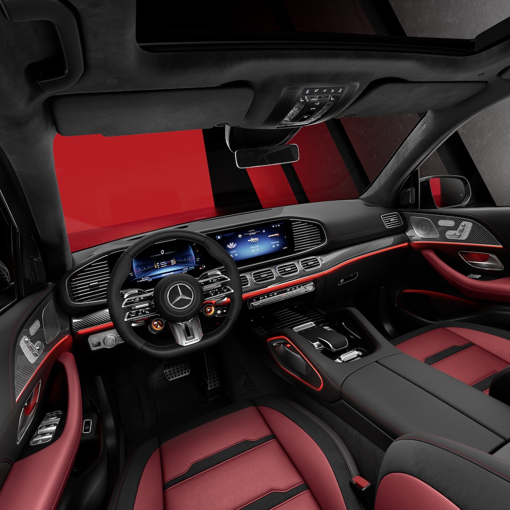 Pohľad zboku na predné sedadlá a kokpit vozidla Mercedes-AMG GLE SUV.
