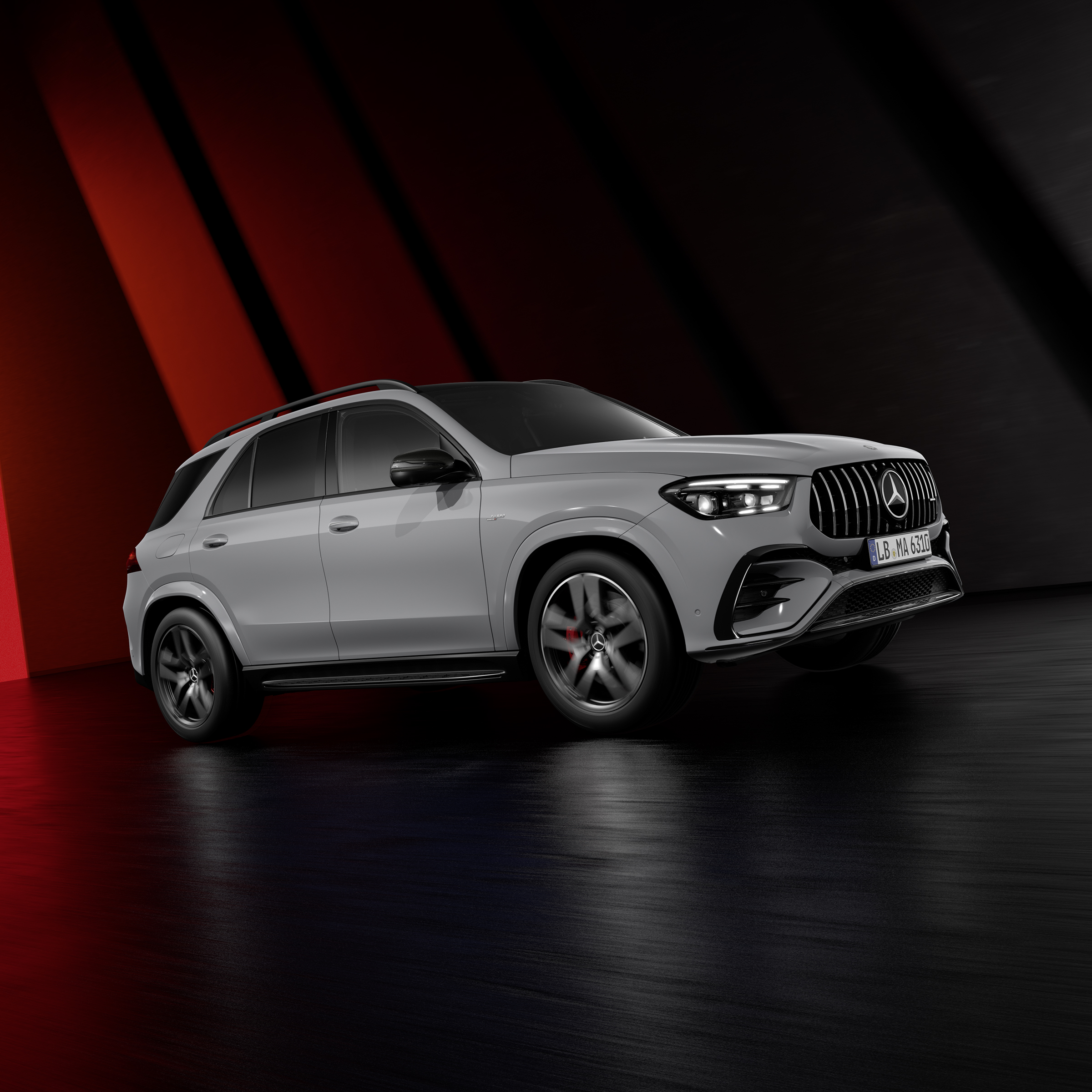 Dynamický pohľad na vozidlo Mercedes-AMG GLE SUV (počas jazdy) alebo všetky tri modely stojace vedľa seba.