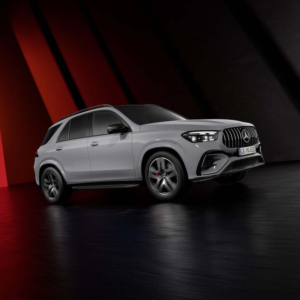 Dynamický pohľad na vozidlo Mercedes-AMG GLE SUV (počas jazdy) alebo všetky tri modely stojace vedľa seba.
