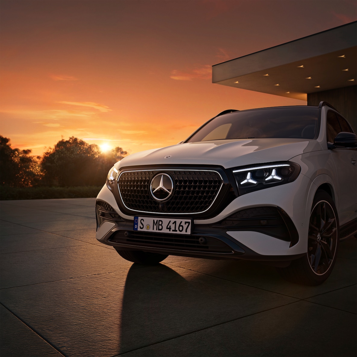 Osvetlený obrys masky chladiča a&nbsp;charakteristické svetlomety s&nbsp;dizajnom hviezd vozidla Mercedes-Benz GLE.