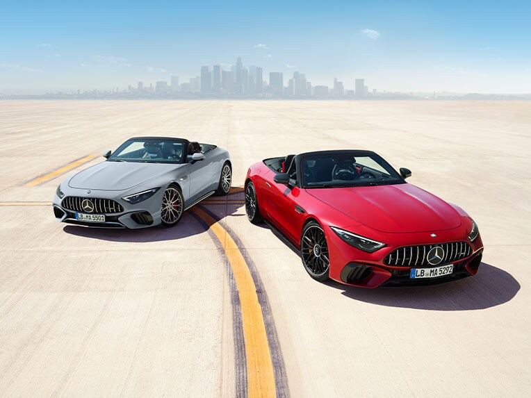 Pohľad spredu na dva modely Mercedes-AMG SL roadster