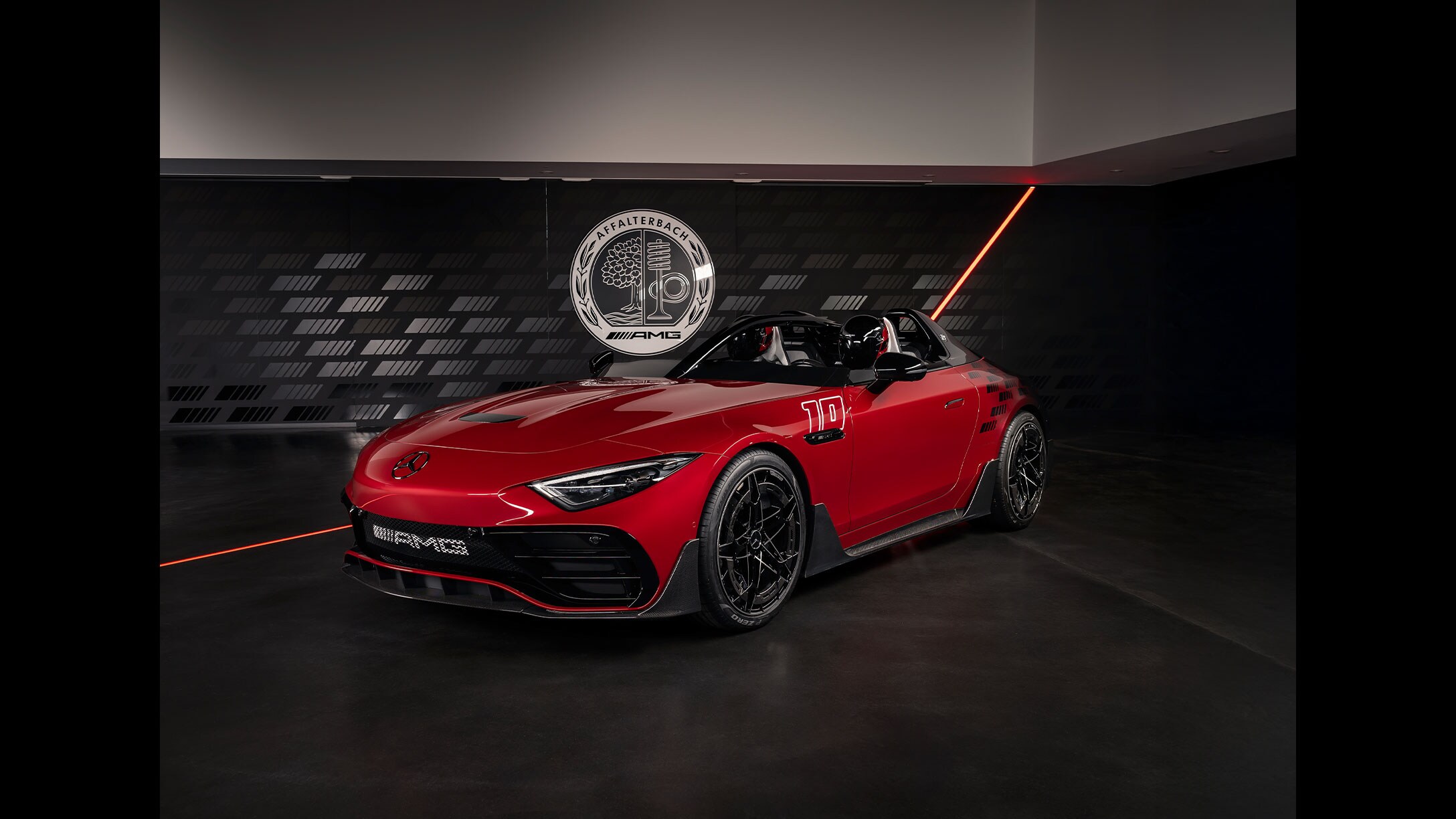 Červený Concept Mercedes-AMG PureSpeed stojí v podzemnej garáži v Affalterbachu.