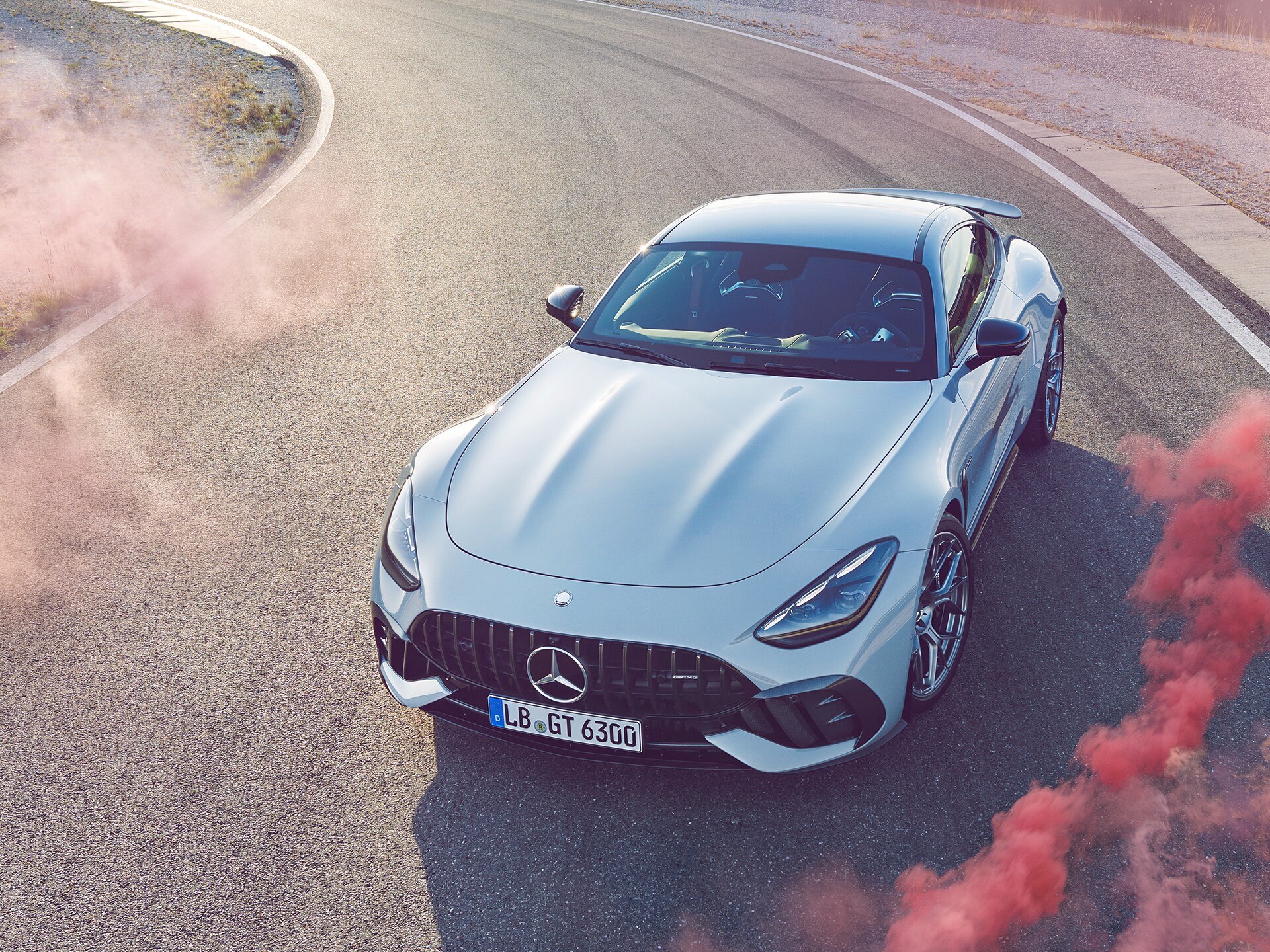 Biele vozidlo Mercedes-AMG GT.