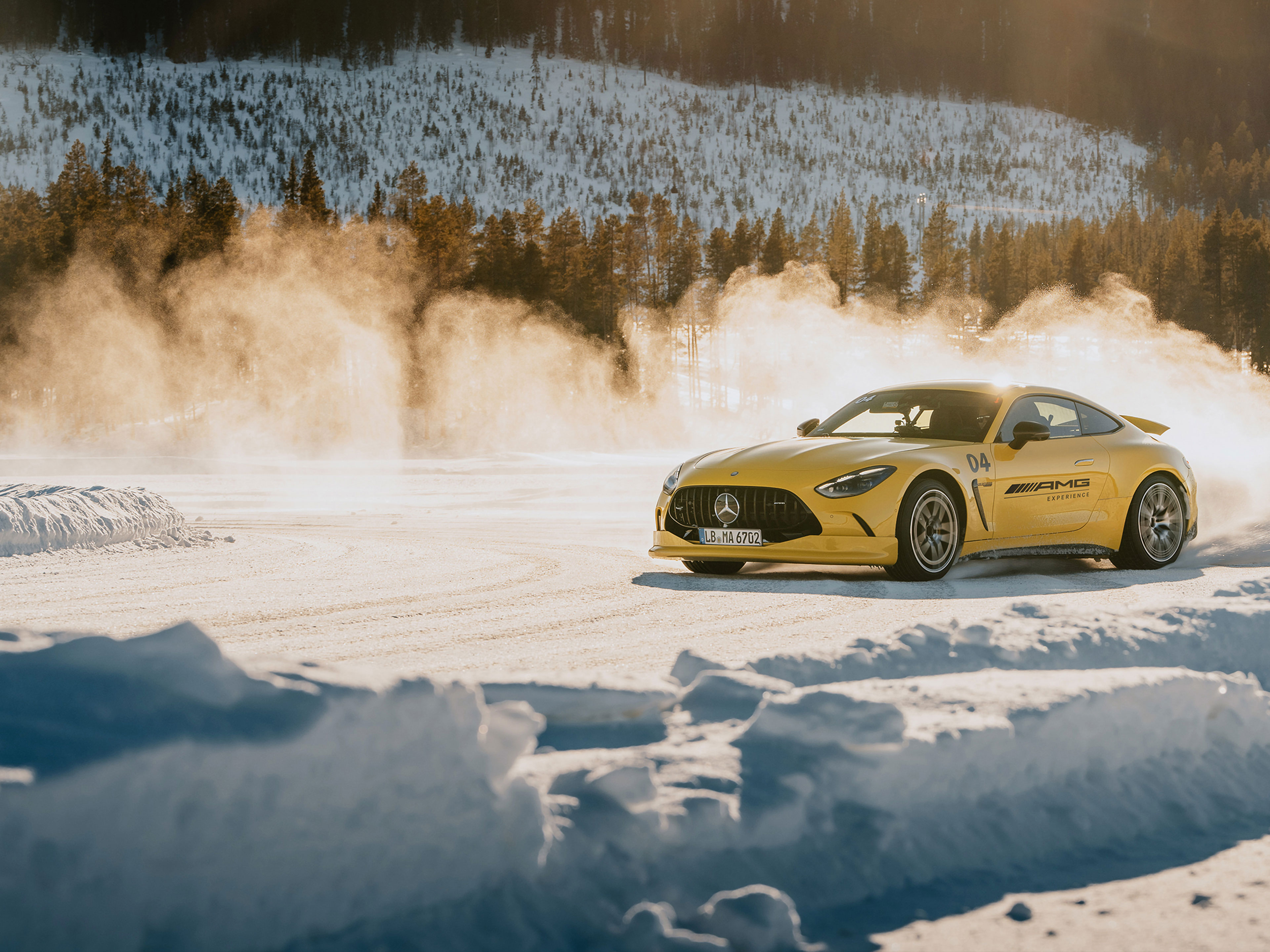 AMG Experience | Mercedes-AMG Viaceré vozidlá Mercedes-AMG na pretekárskej trati.
