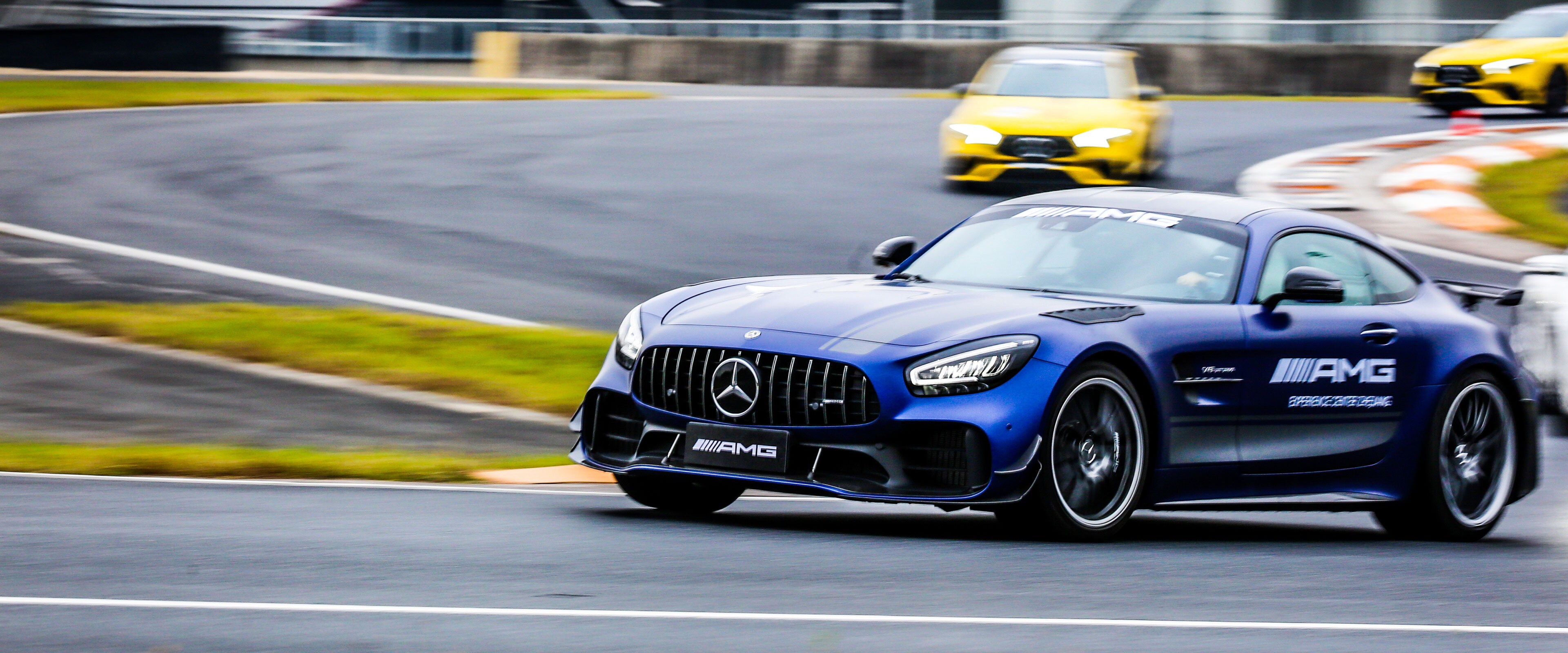 Niekoľko vozidiel Mercedes-AMG.