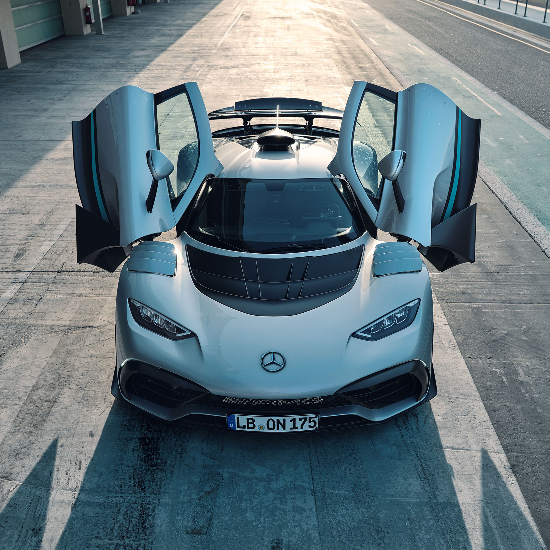 Exteriér | ONE | Mercedes-AMG Pohľad spredu na model Mercedes-AMG ONE s otvorenými dverami.