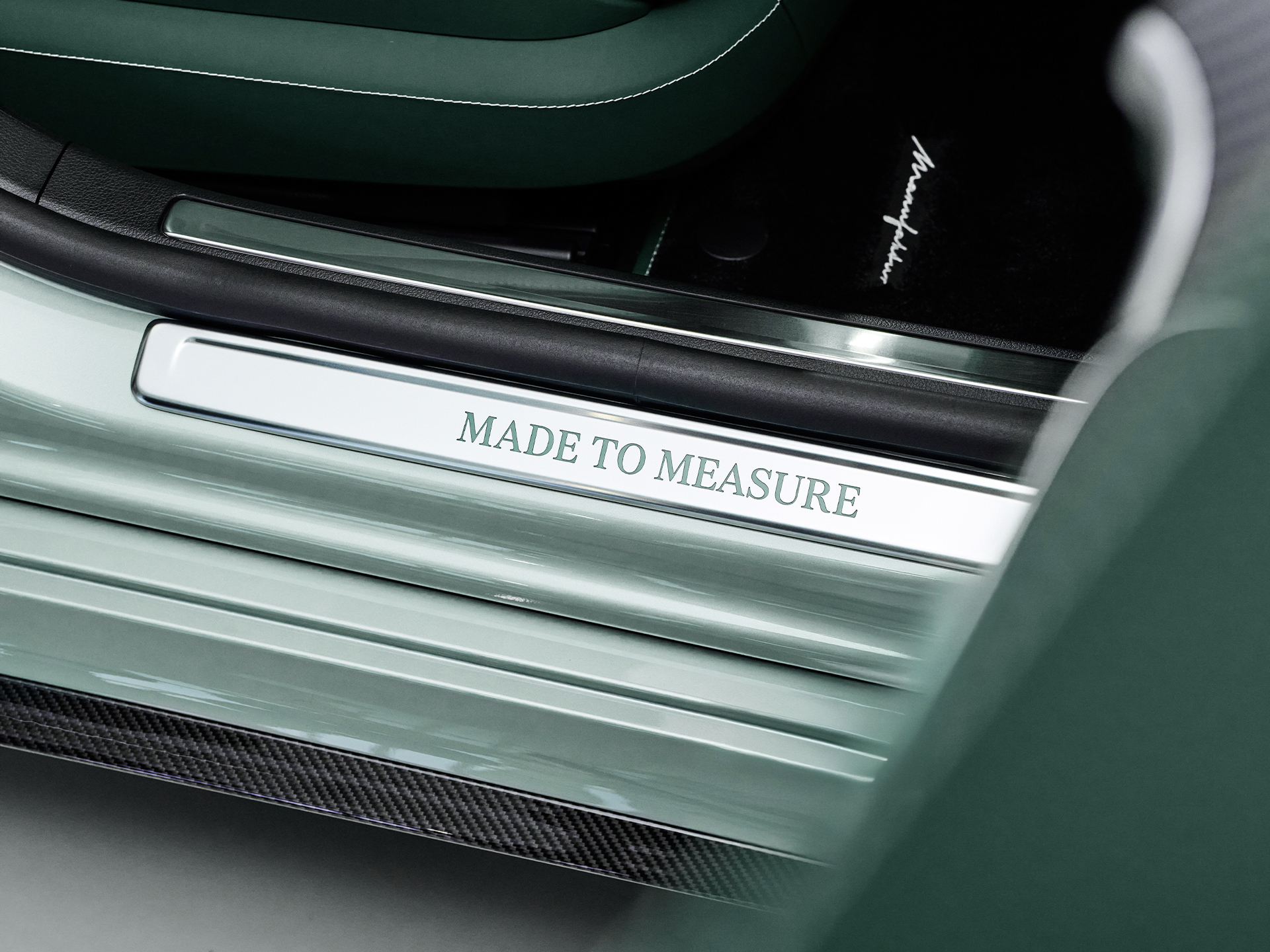 MANUFAKTUR Made to Measure | Mercedes-AMG Nástupné lišty MANUFAKTUR s nápisom Made to Measure.