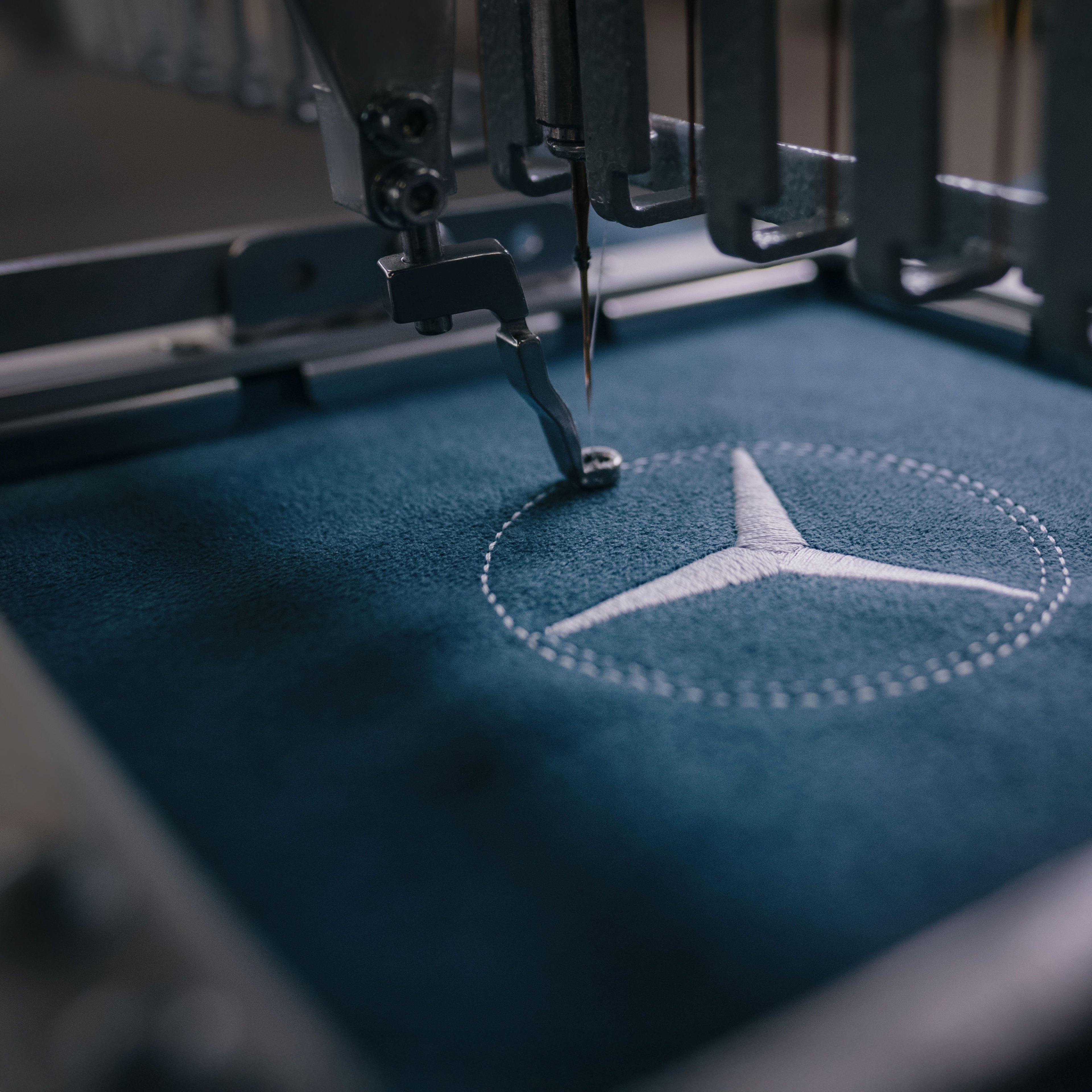 MANUFAKTUR | Mercedes-Benz Hviezda Mercedes-Benz je prišitá na látku.